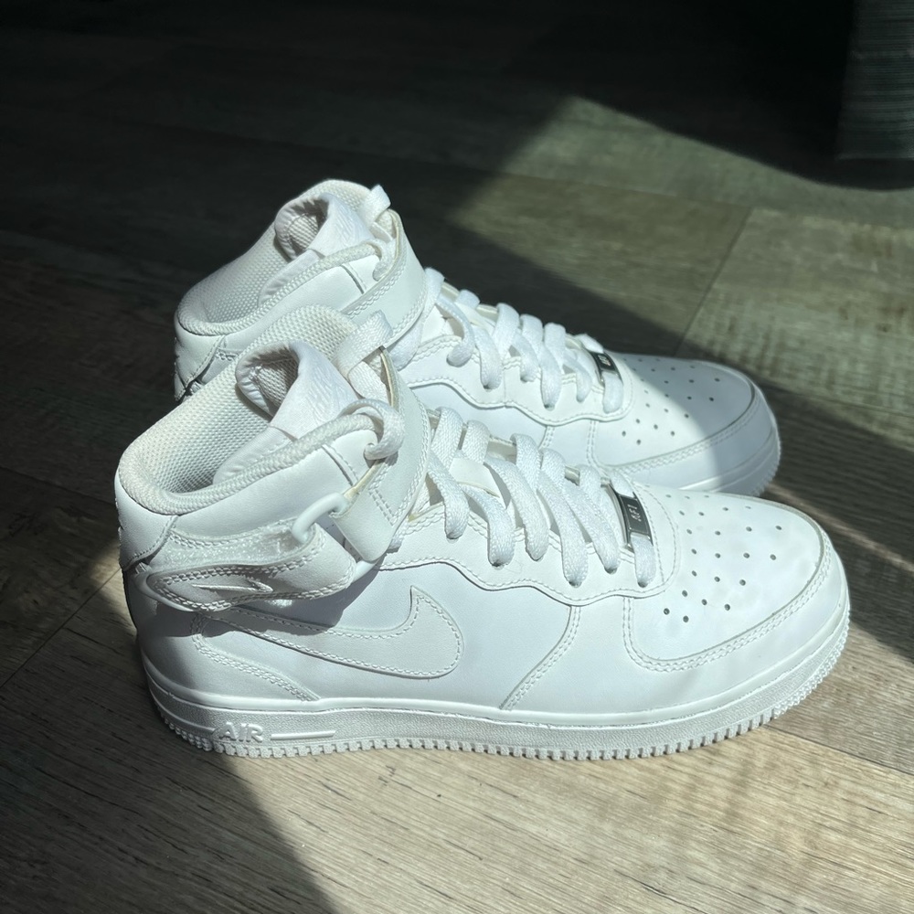 MID NIKE AIR FORCE 1s